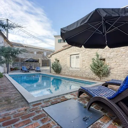 Casa Gustinka بيت للعطل Heki